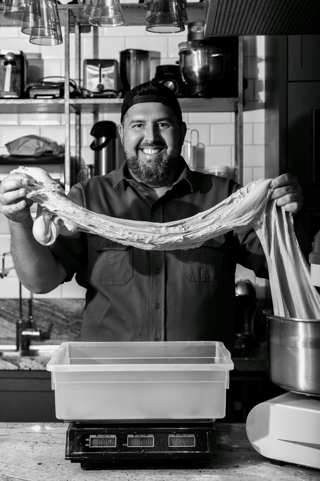 Gabriel Araújo trabalhando massa de pizza de fermentação natural